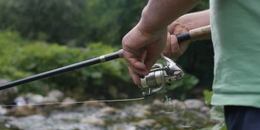 Güneş doğarken flyfishing genç adam