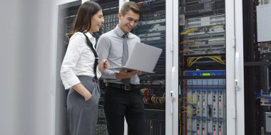 Sunucu odası Server'da analiz edilirken dizüstü kullanarak teknisyenleri