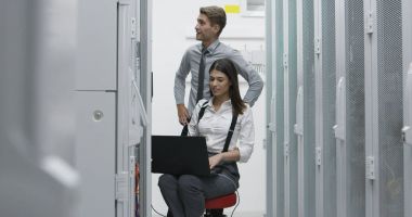 Sunucu odası Server'da analiz edilirken dizüstü kullanarak teknisyenleri