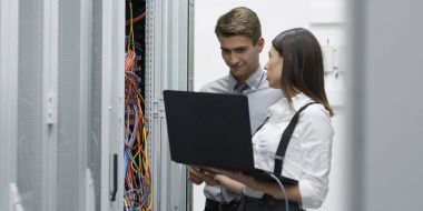 Sunucu odası Server'da analiz edilirken dizüstü kullanarak teknisyenleri