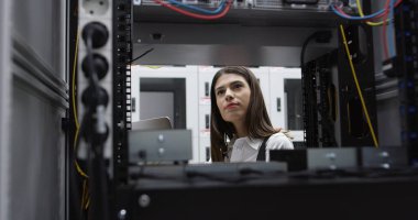 Teknisyen analiz sunucu sunucu odası