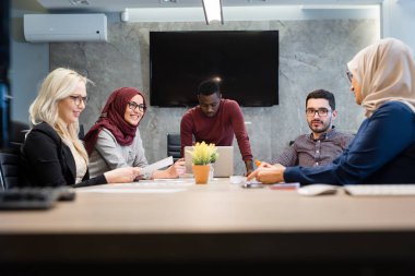 Office toplantıda üzerinde tartışırken farklı iş arkadaşları. Yeni iş fikirleri ofisindeki beyin fırtınası arkadaşları.