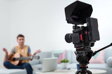 Genç erkek hipster blogger kayıt video evde
