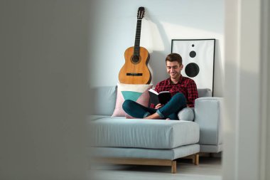 Genç işadamı ekose gömlekli evde çalışma