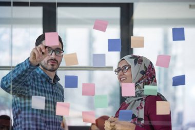 Yapışkan notlar ofis yazma yaratıcı iş takım. Yeni iş fikirleri ofisindeki beyin fırtınası arkadaşları.