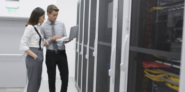 Sunucu odası Server'da analiz edilirken dizüstü kullanarak teknisyenleri
