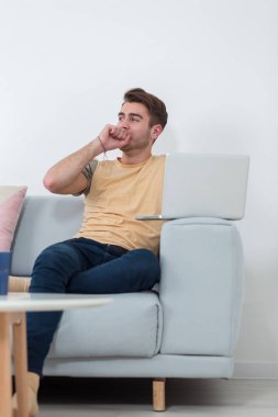 Ev freelancing çalışan genç hipster işadamı 