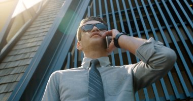 Genç işadamı cep telefonu kullanıyor.