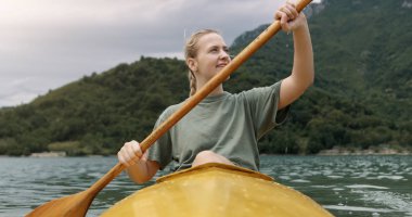 Onun tatil keyfini kayık güzel kadın. Dinlenme ve sağlık kavramı