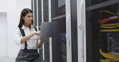 Teknisyen bir sunucu odası rafa bakım görevlerini gerçekleştirme