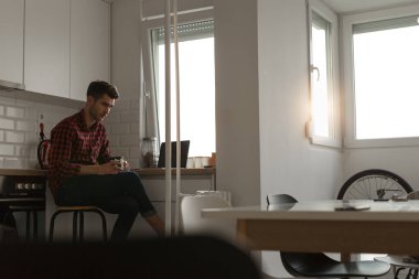 Mutfak ev ekose gömlekli çalışan adam