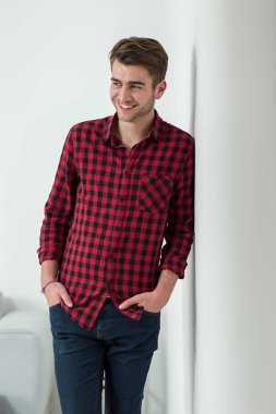 Adam ekose gömlek poz