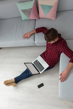 Bir dizüstü bilgisayarda evde çalışma işadamı Üstten Görünüm