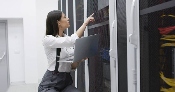 Техник, выполняющий техническое обслуживание в серверной
