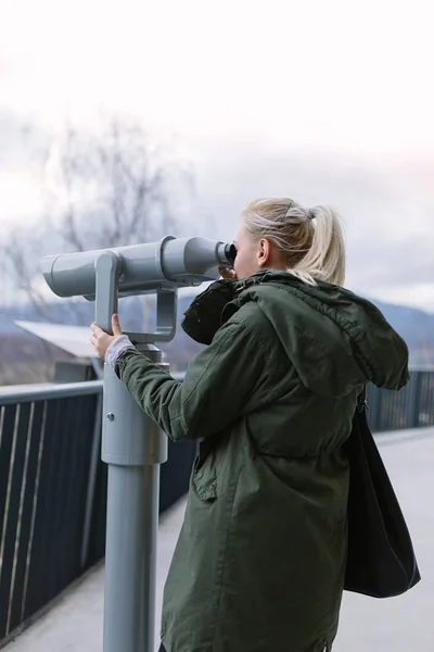 Girl Looking Binoculars — Stock Photo, Image