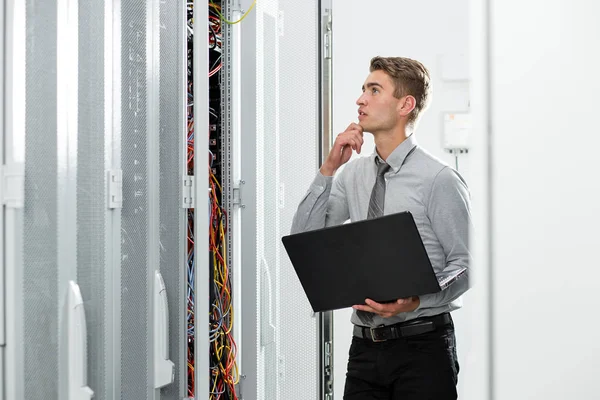 Tekniker Som Använder Laptop Samtidigt Analysera Server Serverrum — Stockfoto