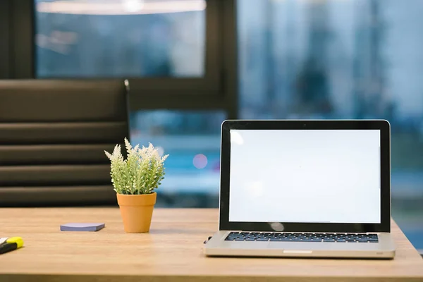 Laptop Mit Leerem Bildschirm Und Drahtloser Maus Auf Schreibtisch Weiß — Stockfoto