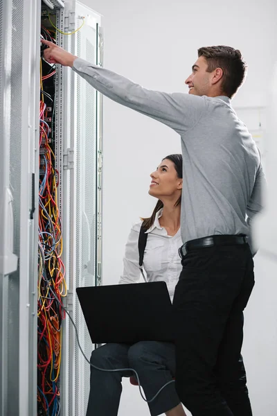 Bir sunucu odası korumak üzerinde çalışma arkadaşları. İyi çevre çalışmıyorsa, hassas mühendislik iş için