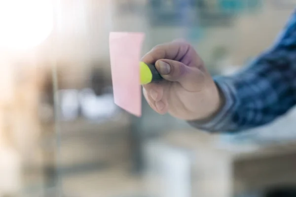 Primo Piano Uomo Mano Appiccicoso Appunti Adesivi Sulla Parete Vetro — Foto Stock