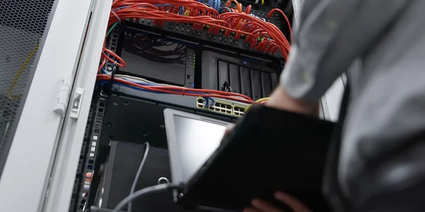 専門家のスーパー コンピューター サーバーをチェック — ストック写真