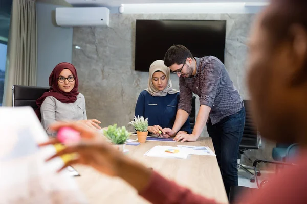 Joven Discutiendo Investigación Mercado Con Sus Colegas Una Reunión Equipo — Foto de Stock