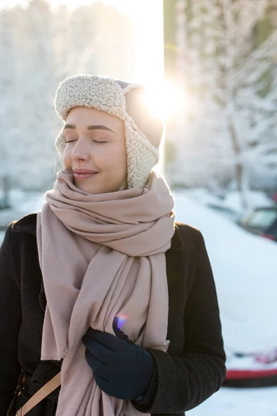 Porträt Einer Schönen Skandinavierin Die Das Winterwetter Genießt — Stockfoto