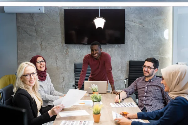 Office toplantıda üzerinde tartışırken farklı iş arkadaşları. Yeni iş fikirleri ofisindeki beyin fırtınası arkadaşları.