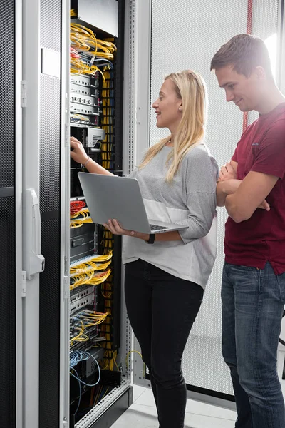 Especialista Verificando Servidor Supercomputador — Fotografia de Stock