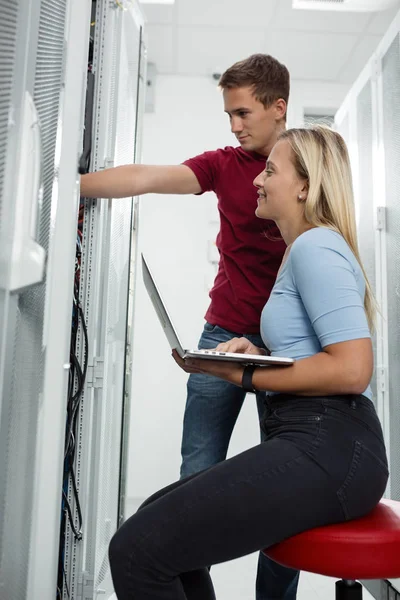 Bir sunucu odası korumak üzerinde çalışma arkadaşları. İyi çevre çalışmıyorsa, hassas mühendislik iş için