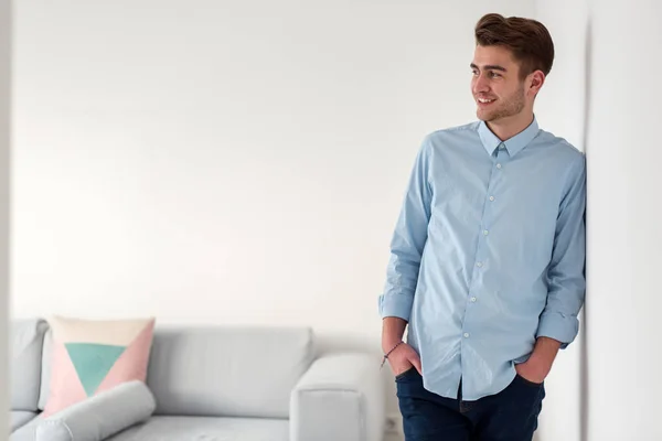 Jovem Empresário Posando Camisa Azul Sorrindo — Fotografia de Stock