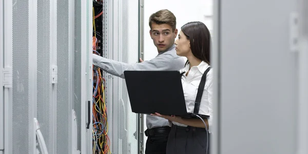 Techniker Mit Laptop Bei Der Analyse Des Servers Serverraum — Stockfoto