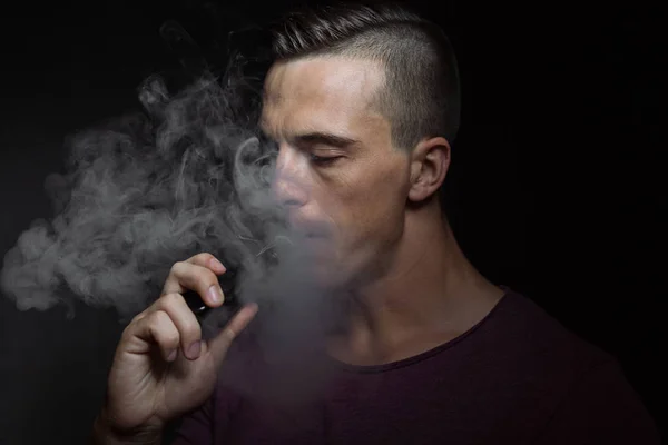 Homem Vaping Ecigarro Isolado Fundo Preto Estúdio — Fotografia de Stock