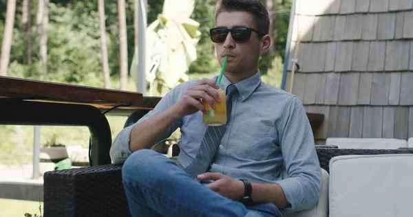 Joven Hombre Negocios Con Gafas Sol Sentado Fuera Trabajando — Foto de Stock