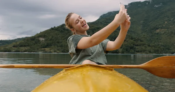 Mooie Jonge Volwassen Vrouw Selfie Nemen Terwijl Kajak Enkele Recreatieve — Stockfoto