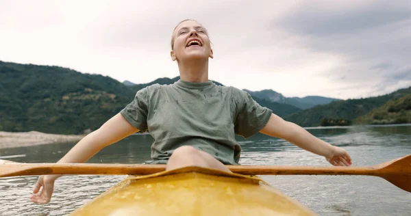 Mooie Vrouw Kajak Genieten Van Haar Vakantie Recreatie Gezondheid Concept — Stockfoto