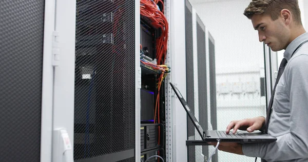 Young Expert Tehnician Fixing Problem Laptop Server Room — Stock Photo, Image