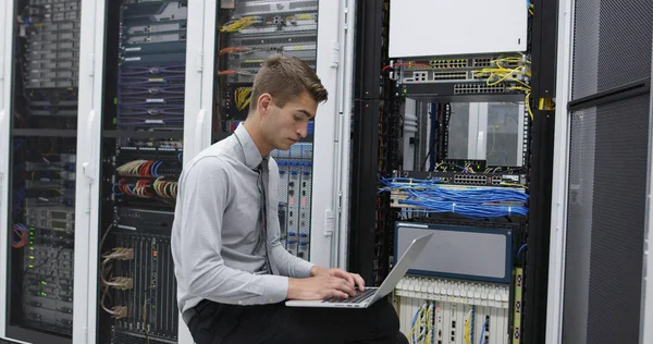 Teknisyen bir sunucu odası rafa bakım görevlerini gerçekleştirme