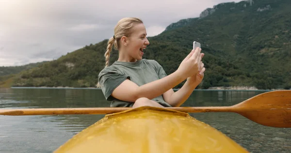 Mooie Jonge Volwassen Vrouw Selfie Nemen Terwijl Kajak Enkele Recreatieve — Stockfoto