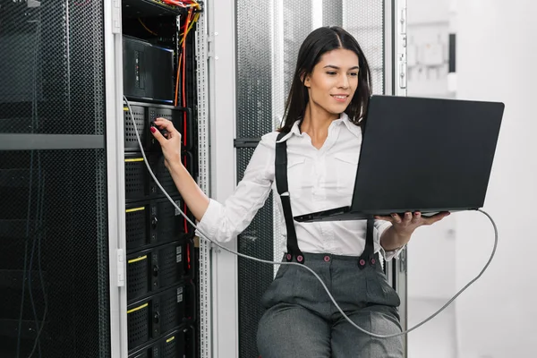 Especialista Verificando Servidor Supercomputador — Fotografia de Stock