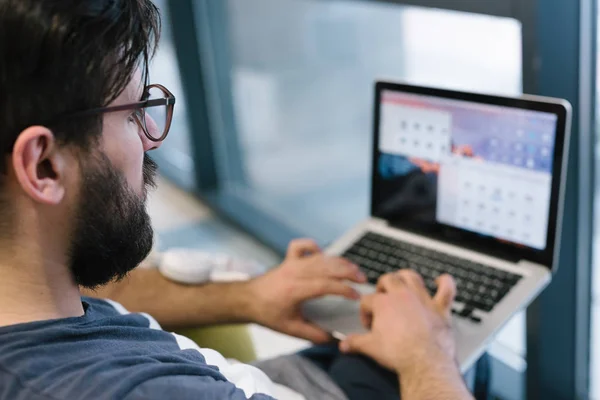 Primer Plano Hombre Negocios Barbudo Con Gafas Sentado Computadora Portátil — Foto de Stock