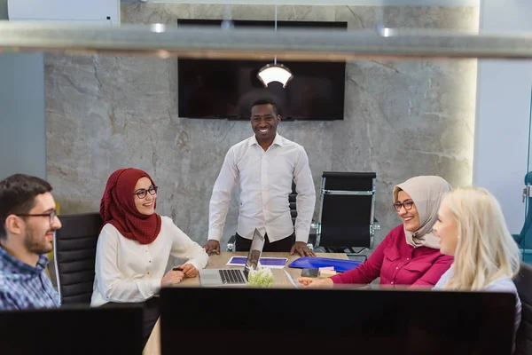 Office toplantıda üzerinde tartışırken farklı iş arkadaşları. Yeni iş fikirleri ofisindeki beyin fırtınası arkadaşları.