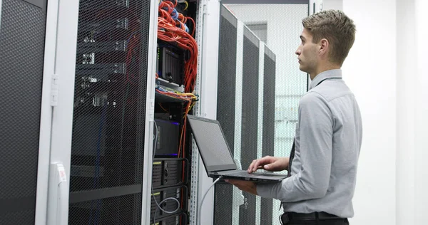 Especialista Verificando Servidor Supercomputador — Fotografia de Stock