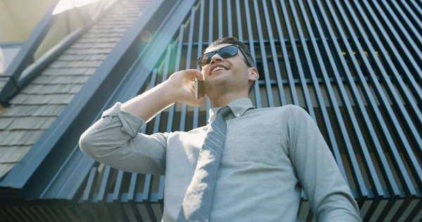 Eyewerar modern çelik ofis binası önünde görüşülerek giyen hipster Bussinesman.