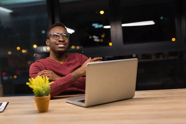 Μαύρο Επιχειρηματίας Χρησιμοποιώντας Φορητό Υπολογιστή Νύχτα Τις Υπερωρίες Stresfull Ζωή — Φωτογραφία Αρχείου