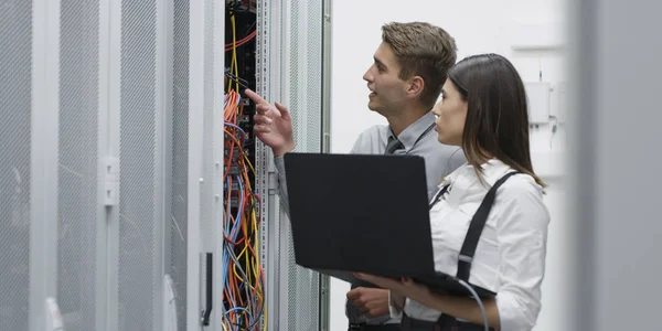 Techniker Mit Laptop Bei Der Analyse Des Servers Serverraum — Stockfoto