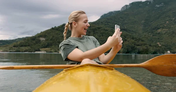 Schöne Frau Kajak Genießt Ihren Urlaub Freizeit Und Gesundheitskonzept — Stockfoto
