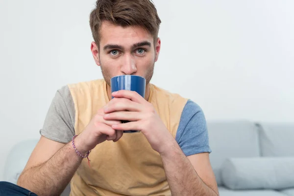 Man Koffie Drinken Terloops Thuis Werken — Stockfoto