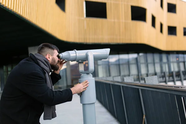 Homem Turístico Observando Com Binocular — Fotografia de Stock