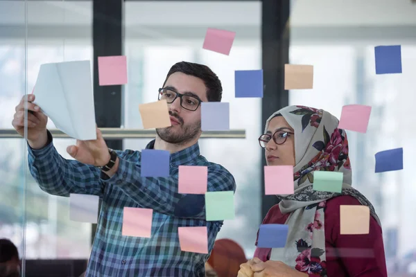 有创意的商务团队在办公用胶便笺上书写 同事们在办公室里集思广益新的商业理念 — 图库照片