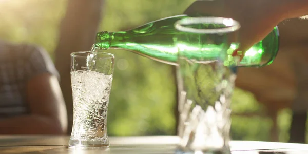 Bottiglia Mano Maschile Versando Acqua Nel Bicchiere — Foto Stock